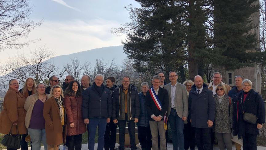 Antoine Blouin, élu nouveau maire de Gaillard, ce samedi 11 février 2023. Entouré de son conseil municipal.