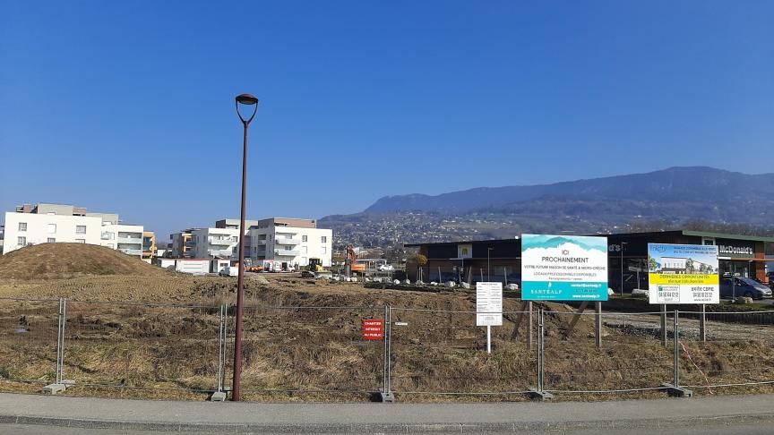 Les chantiers qui viennent de débuter à Cranves-Sales, à l’angle des routes de Taninges et des Fontaines, sont les derniers sur les anciens terrains Migros.