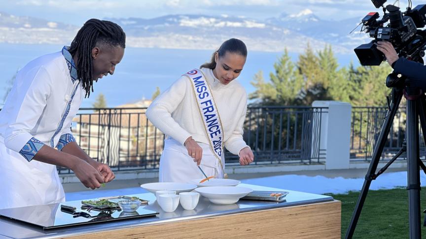 Mory Sacko a cuisiné dans les jardins de l’hôtel Royal à Evian, en compagnie de Miss France 2023.