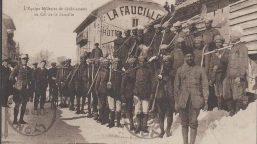 Les tirailleurs marocains à pied d’oeuvre au col.