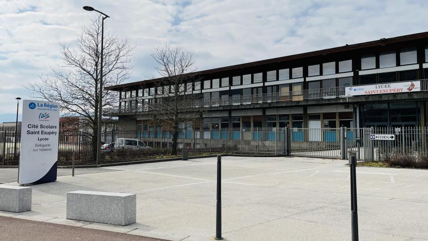 Pour montrer leur solidarité vis-à-vis de leur collègue, les enseignants du lycée ont cessé de faire cours  le vendredi 24 février entre 10 h et 12 h.