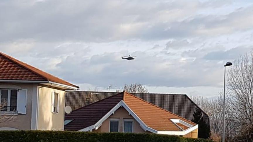 Un hélicoptère de l’armée vu depuis le secteur de Vieugy à Annecy, jeudi 9 mars 2023..