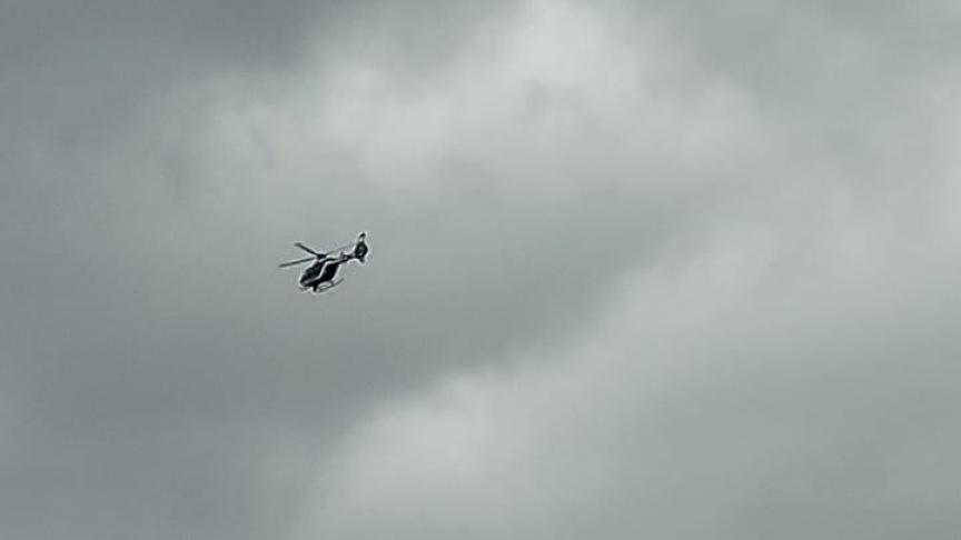 Un hélicoptère survole le secteur depuis l’heure du midi.