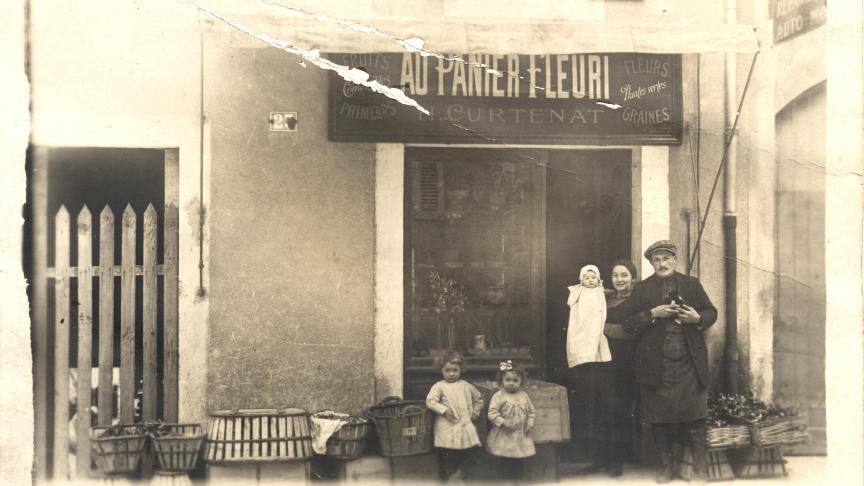 Les époux Curtenat avec leurs trois filles, devant leur boutique de la rue de la République à la fin des années 1920. (collection M. Blanc)