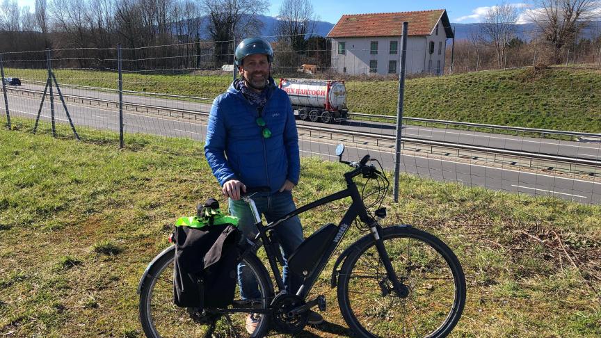 Jérôme Strobel, jamais sans son vélo électrique, comme ce mercredi 15 mars en bordure de l’A40.
