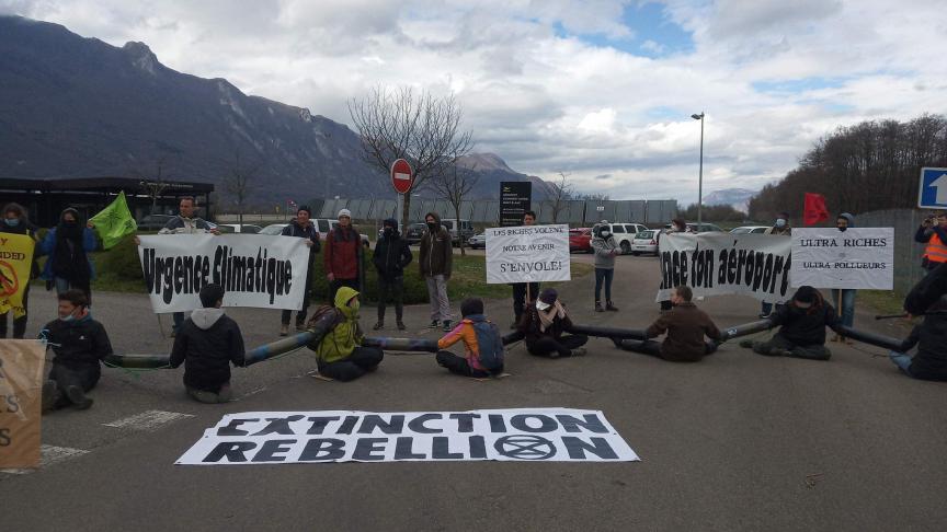 Ce dimanche 20 mars, ils étaient une quarantaine de manifestants à l’aéroport de Chambéry.