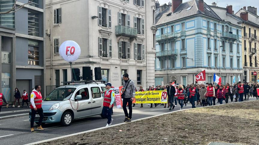 Ce samedi 18 mars, plus de 1 000 manifestants étaient réunis devant le palais de justice de Chambéry.