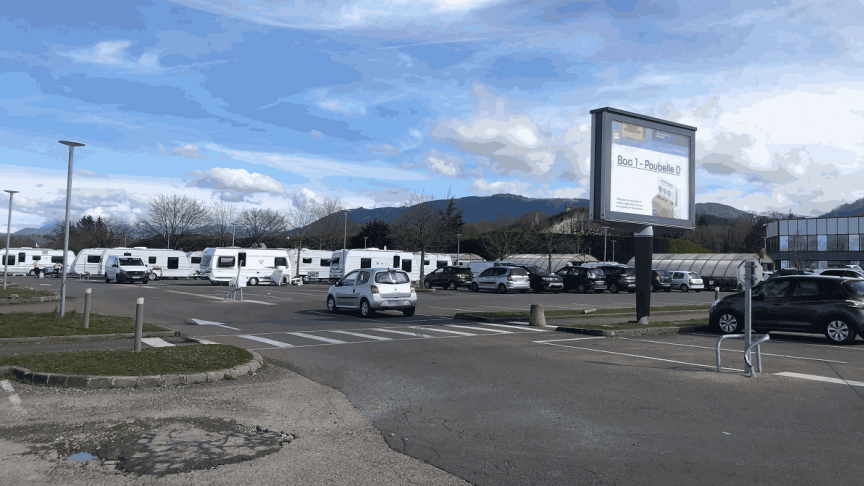Entre 35 et 40 caravanes sont installées sur le parking de l’hypermarché Carrefour de Margencel.