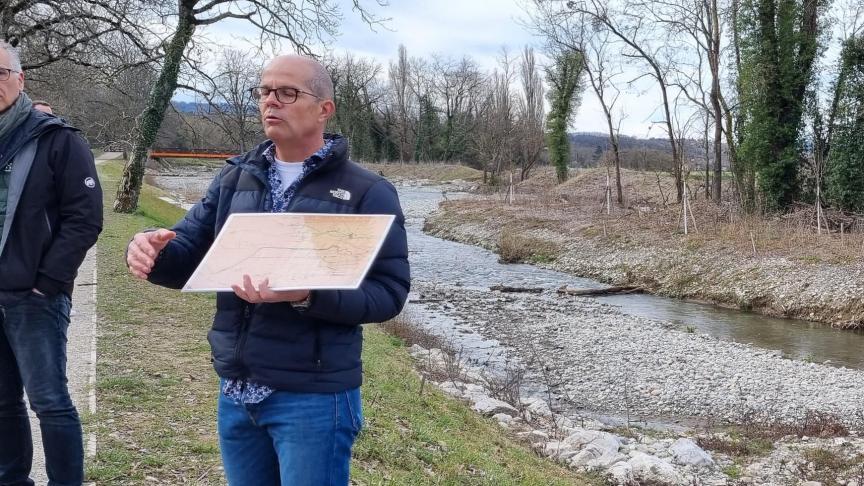 De Certoux (Genève) jusqu'à son embouchure à la Jonction, l’Aire a quitté son canal en béton pour retrouver un large lit majeur naturel capable  de recevoir les crues. © DRK
