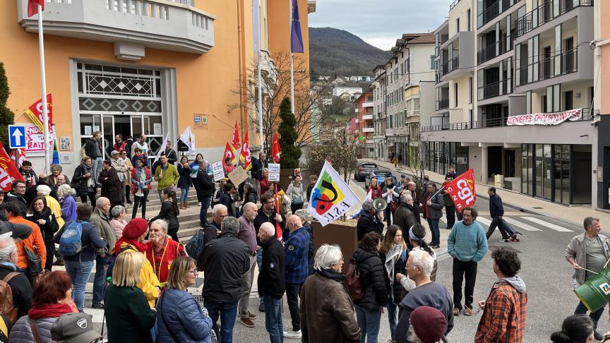 À Valserhône (Ain), les manifestants se sont rassemblés dès 10 heures devant l’hôtel de ville.