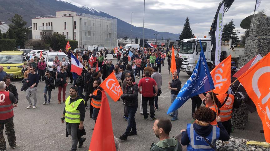 À Albertville, les syndicats vont être reçus par les maires de Savoie, réunis en congrès à la Halle olympique ce jeudi 23 mars.