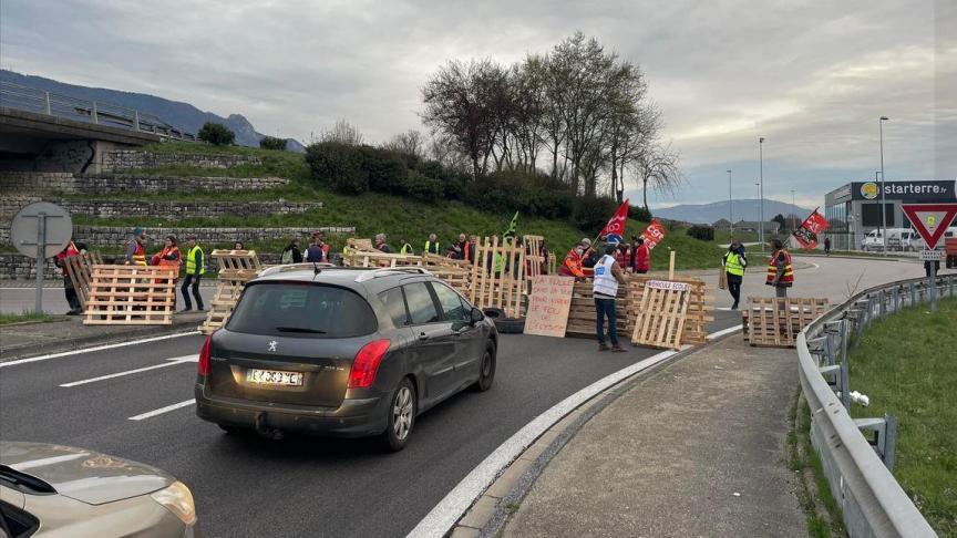 Le blocage a débuté vers 6h30 ce jeudi 23 mars. Photo Facebook / Jean-Pierre Roche