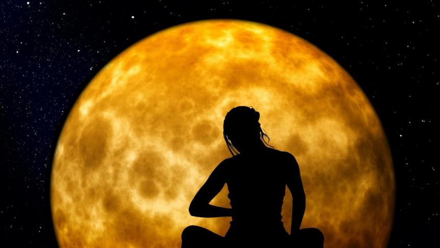 Une méditation sous la lune idéale pour la zen attitude !