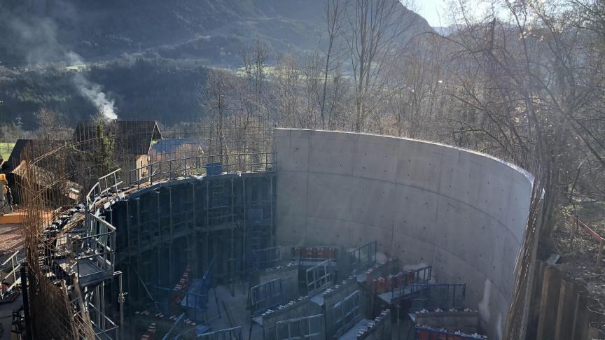 Sur les hauteurs du hameau d’Ossat, un réservoir d’un diamètre de 14 mètres pour une hauteur de 10 mètres est en construction
