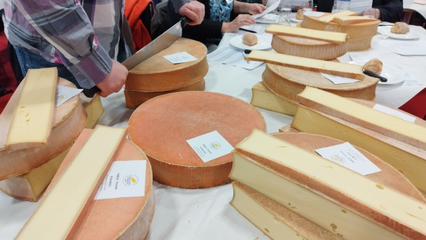 Le fromage d’abondance est produit uniquement en Haute-Savoie, mais dégusté au-delà des frontières du territoire.