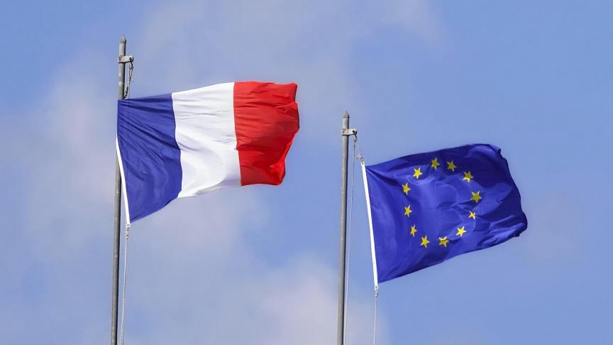 Drapeau français et drapeau européen, côte à côte au fronton des mairies? Un projet de loi a été déposé à l’Assemblée nationale.