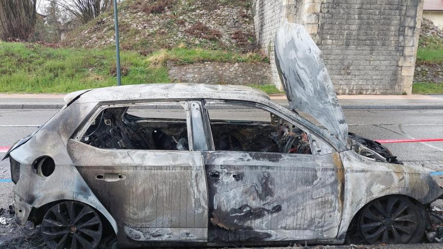 Une des sept voitures incendiées, celle-civers le Pont de Brogny.