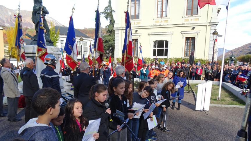 Grâce à la mobilisation des écoles, entre autres, les cérémonies de commémoration d’Albertville rassemblent beaucoup de monde.