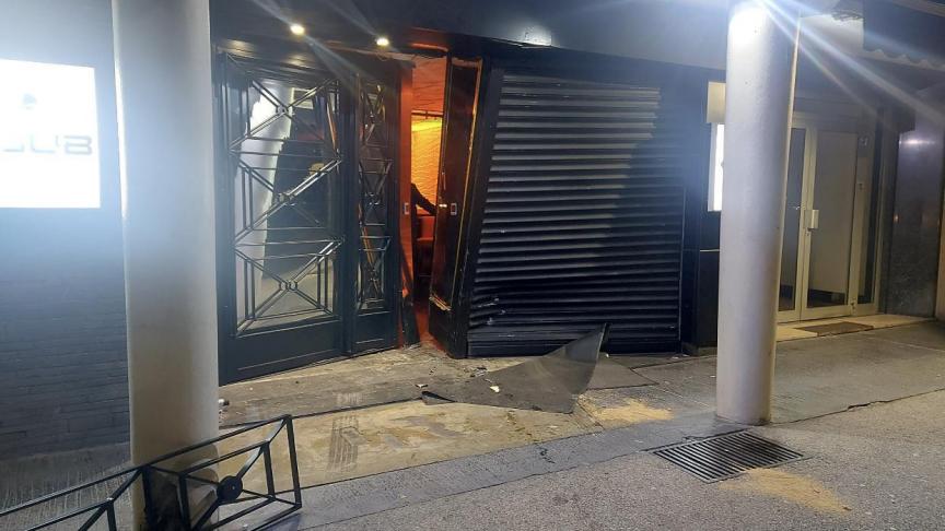 Sorti par des videurs du Kiss, un client alcoolisé avait pris le volant de sa voiture et foncé dans la discothèque à Annemasse samedi 11 février vers 4 heures du matin.