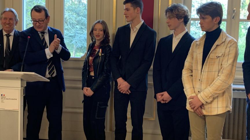 Yves Le Breton, préfet, Aurore Clerc, Sacha Garoute, Cian Kilgallon et Jules Soudrais.