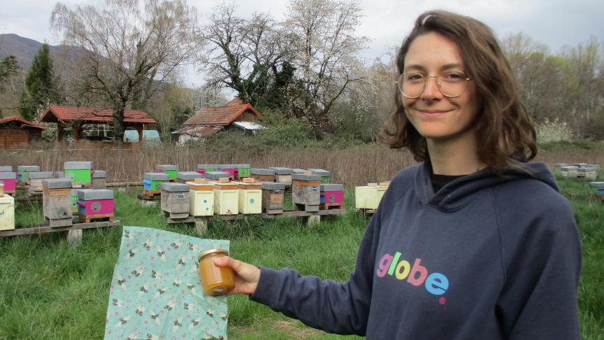 Charlyne Favrin présente ses produits.