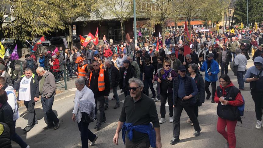 Ce jeudi 6 avril, 4 500 personnes selon les syndicats et 2 100 personnes selon la police se sont rassemblées dans les rues d’Annecy.