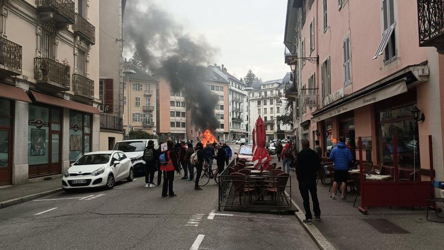 Certains manifestants on mis le feu à des poubelles, dans le centre-ville de Chambéry.