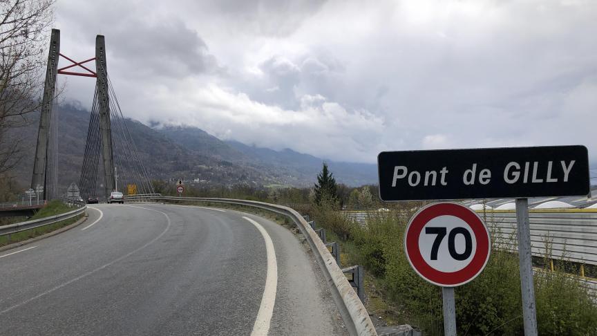 Le pont de Gilly n’a pas un trottoir tout le long et ne dispose pas non plus de piste cyclable.