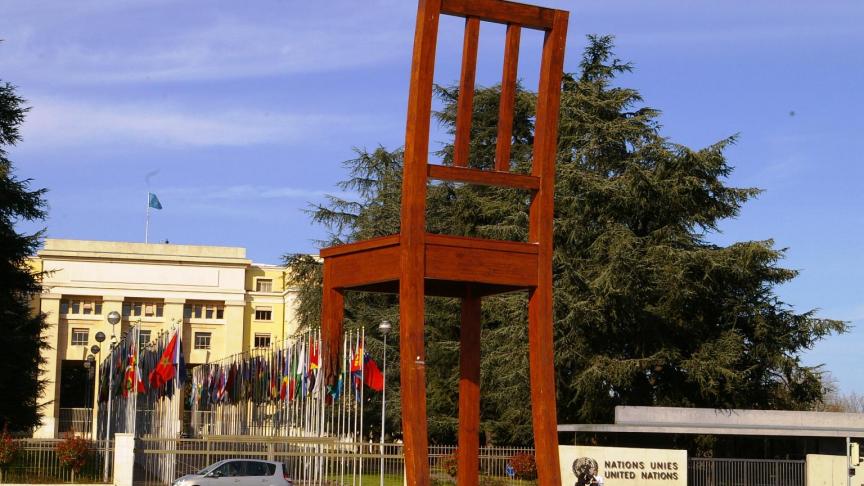 La sculpture a été érigée par Handicap International devant l'entrée principale du Palais des Nations à Genève le 18 août 1997.