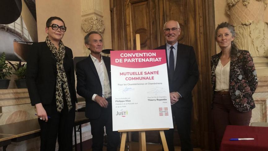Christelle Favetta Sieyes, adjointe au maire ; Philippe Mixe, président de la mutuelle Just ; Thierry Repentin, maire de Chambéry ; et Aurélie Le Meur, ajointe au maire, ont participé à la signature de la convention.