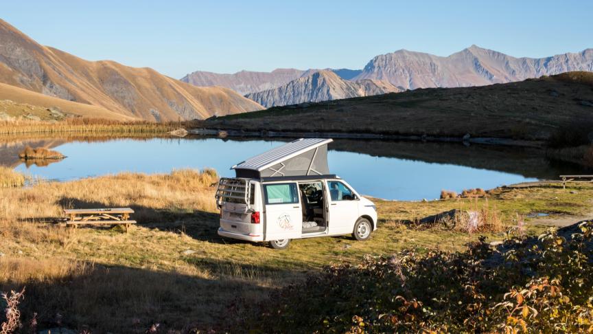 Vanille Fraise propose des vans aménagés, au gabarit maniable (- de 2 mètres de haut) avec les nombreux avantages d’un camping-car.