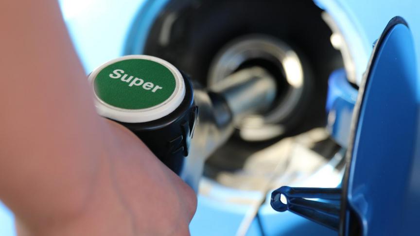 Le prix des carburants à la pompe ne baisse pas assez vite pour les consommateurs et pour le gouvernement. Les distributeurs sont rappelés à l’ordre.