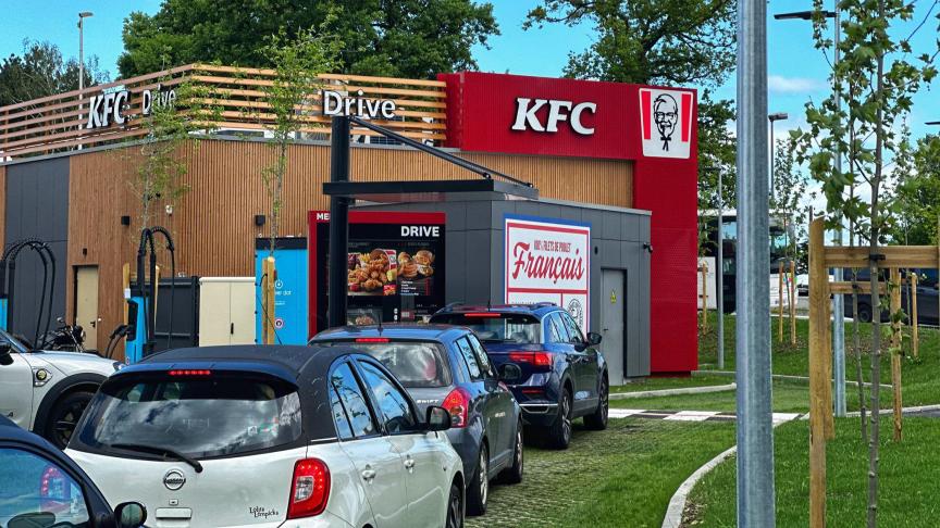 La file d’attente est déjà longue au drive du KFC.