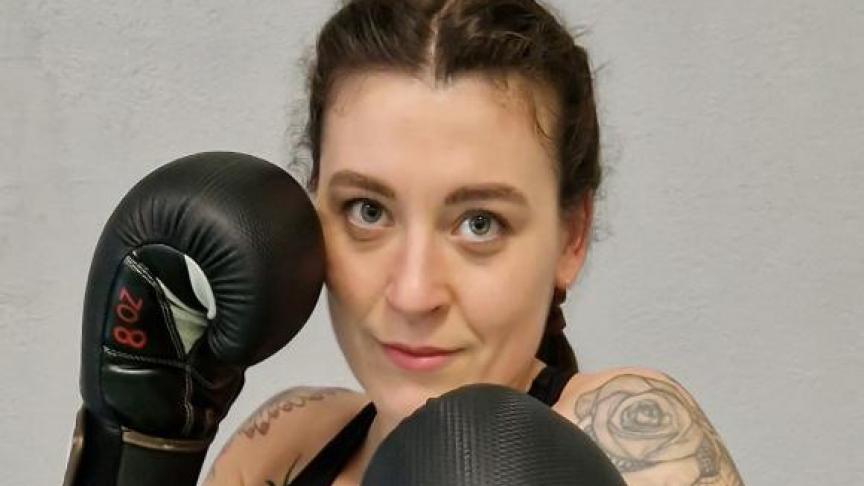 Emeline Mestrallet casse les préjugés sur le kick-boxing.
