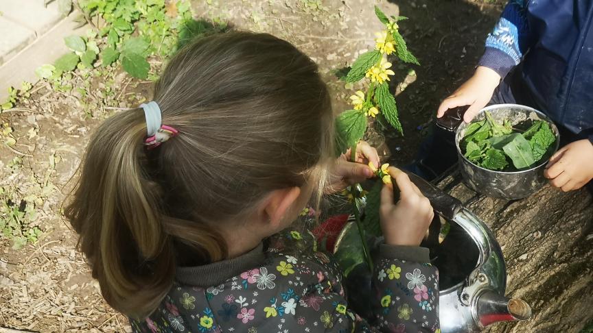 En faisant classe dehors, les enfants sont reconnectés à la nature qui devient un terrain de jeux, de découvertes mais aussi de connaissances.