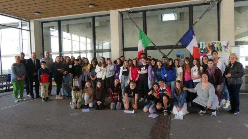 Rencontre au collège entre les élèves français et italiens.