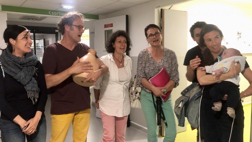 Depuis 2019, l’association Kalimba intervient régulièrementau service de néonatologiedel’hôpital de Chambéry pour chanter auprès des familles.