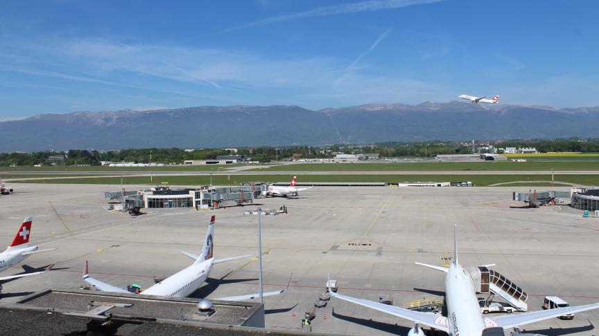 L’aéroport de Genève est unique en son genre, puisqu’il ne dispose que d’une seule piste de décollage et atterrissage.