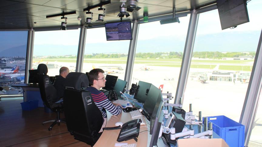 Les contrôleurs aériens, depuis la tour de contrôle, donnent toutes les informations dont le pilote a besoin pour se diriger au sol.