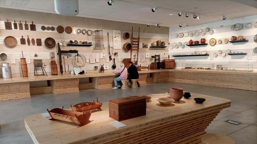 Le nouveau musée savoisien présente des pièces datant du paléolithique à nos jours, 2222 objets, selon le décompte du directeur adjoint, Sébastien Gosselin.