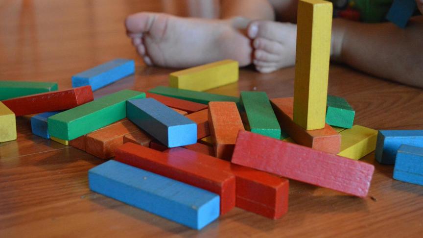 Les équipements Montessori doivent permettre un éveil dans l’autonomie pour les enfants.