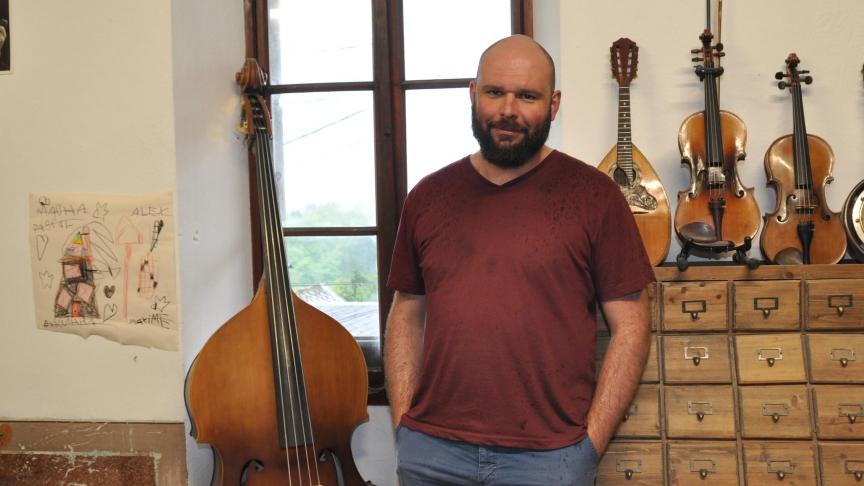 Sunny Vendis est devenu luthier, il exerce aux Combes de Seythenex.