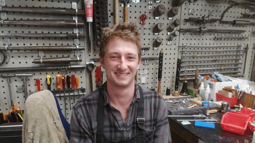 Gabin Mouthon, 25 ans, se lance dans l'apprentissage du métier de luthier, sa passion.