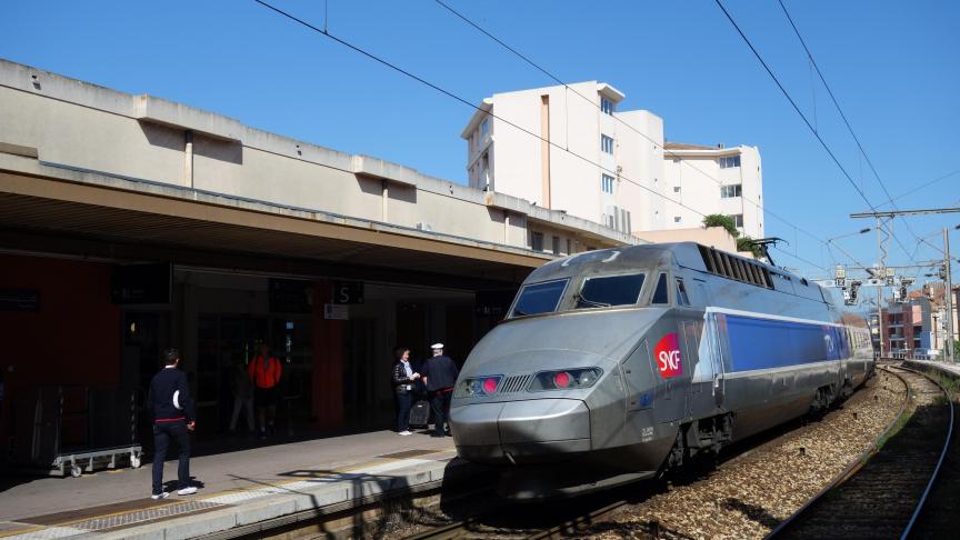 La jeune femme a tenté de s’accrocher au TGV en gare de Saint-Raphaël (Var).
