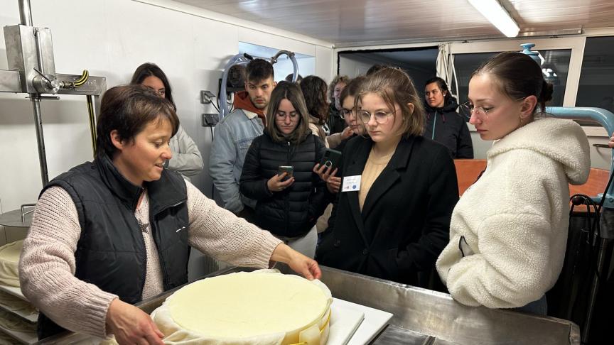 Des élèves hollandais à la découverte d'un Gaec de Haute-Savoie dans le cadre de l’entente européenne pour l’enseignement laitier.