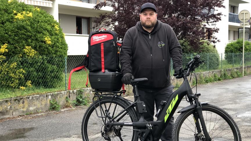 Electricien, Philippe Jeandin a décidé de se rendre sur certains de ses chantiers à vélo.
