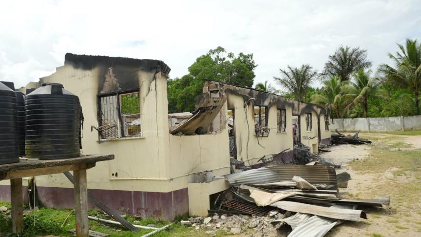 19 enfants et adolescents sont morts dans l’incendie d’un dortoir scolaire au Guyana, dimanche 21 mai.
