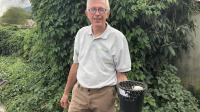 Chaque mois, Gilles Besnard, entomologiste, fait le tour des pièges du bassin pour vérifier si le moustique tigre est présent ou non.