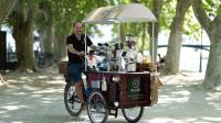 Chaque semaine, Christophe Hubert enfourche son R’Café Triporteur pour se rendre sur les bords du lac d’Annecy. Photos
: R’Café Triporteur