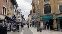 Seuls les commerces situés sur la liste établie par le Gouvernement pourront rester ouverts.